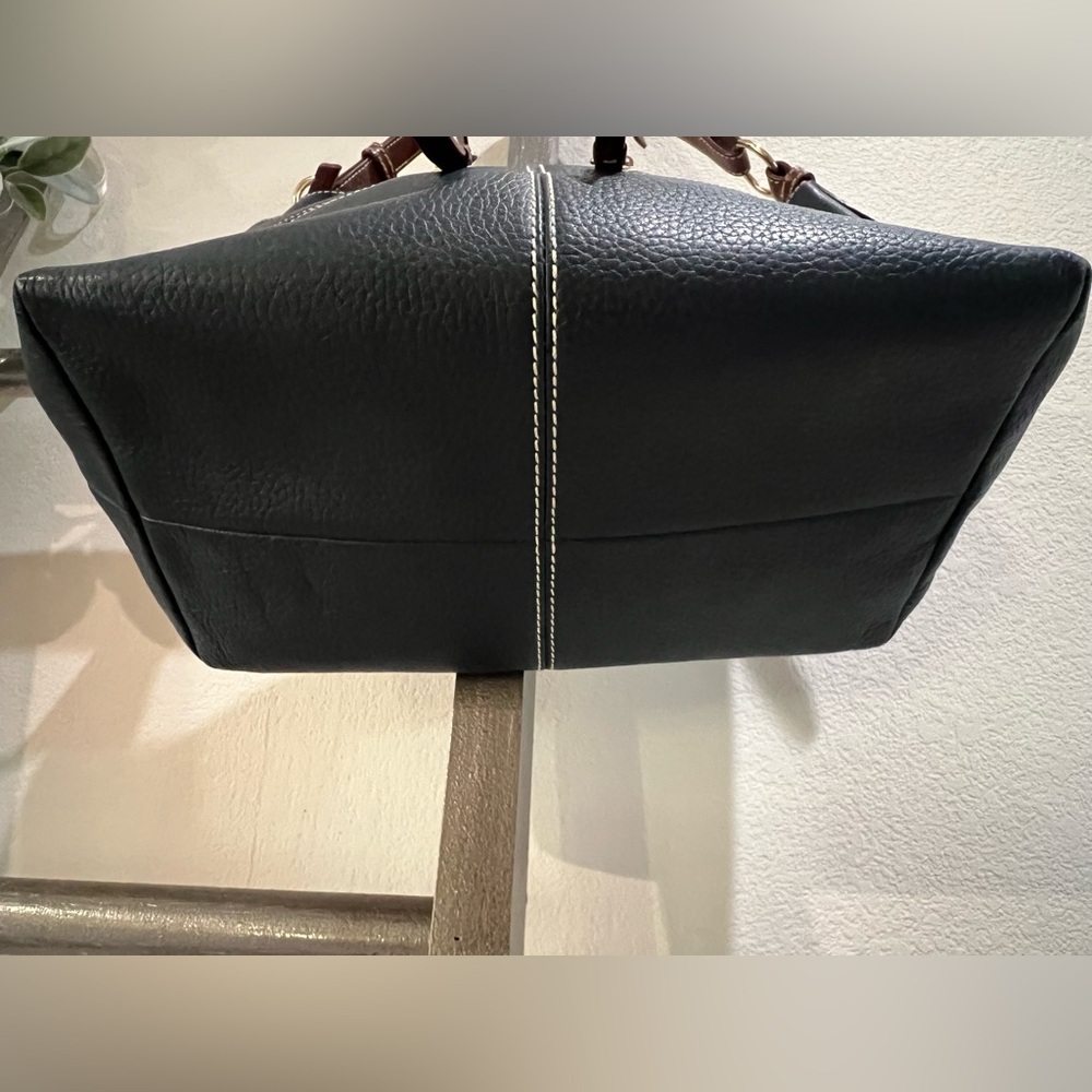 Dooney & Bourke | Mary Hobo Shoulder Bag - Picture 4 of 8
